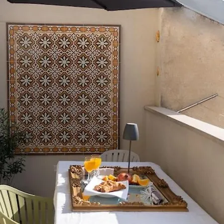 Queen Esther Place In Downtown With Balcony *